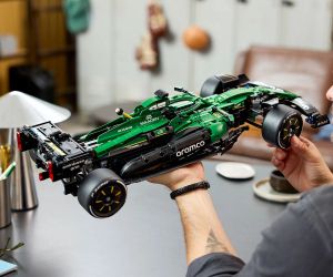 LEGO® Technic Кола Aston Martin Aramco AMR25 F1®  42240 
