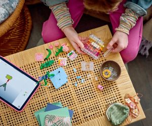 LEGO® Creator Шишенце с парфюм с цветна украса 31383 