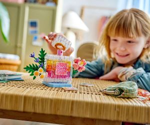 LEGO® Creator Шишенце с парфюм с цветна украса 31383 
