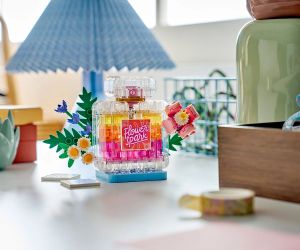 LEGO® Creator Шишенце с парфюм с цветна украса 31383 
