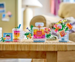 LEGO® Creator Шишенце с парфюм с цветна украса 31383 
