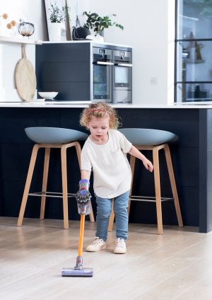 Casdon Интерактивна играчка Безжична прахосмукачка Dyson Жълта