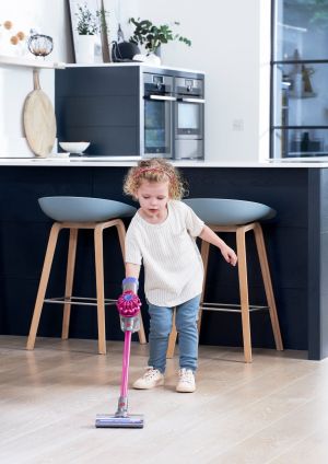 Casdon Интерактивна играчка Безжична прахосмукачка Dyson Розова